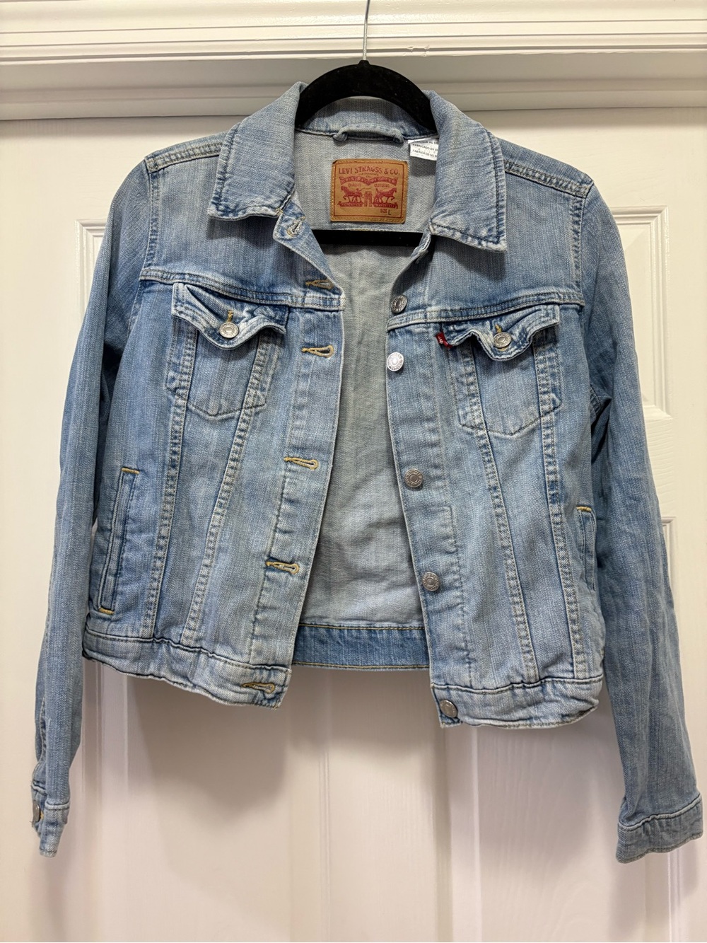 Levi’s Women’s Denim Trucker Jean Jacket Light Wash Stretch Size L